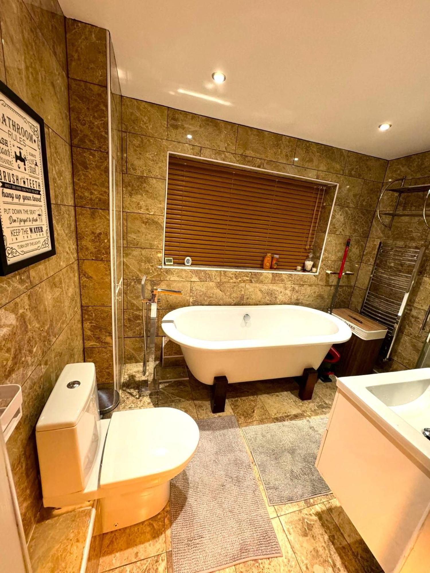 Dundridge Home - Morden Urban Living - Sleeps Up To 9 Guests & Private Parking For 2 Vehicles 布里斯托 外观 照片