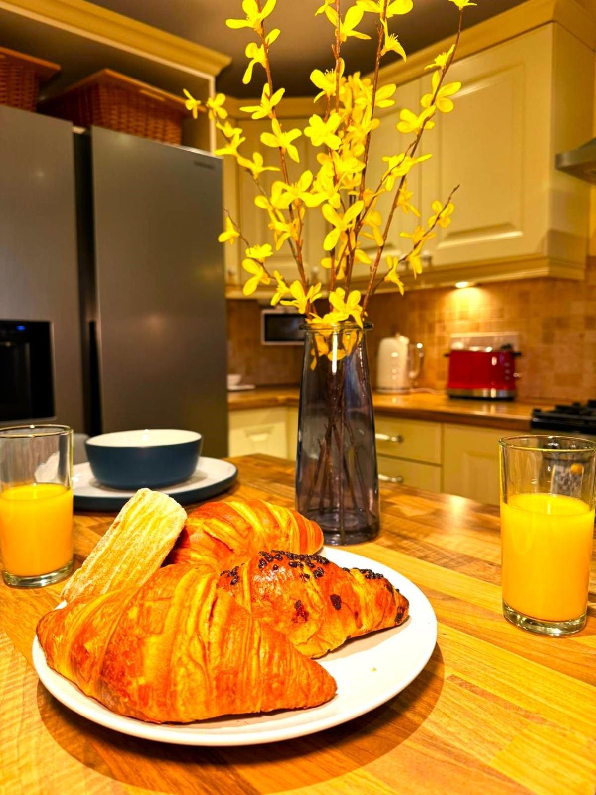 Dundridge Home - Morden Urban Living - Sleeps Up To 9 Guests & Private Parking For 2 Vehicles 布里斯托 外观 照片